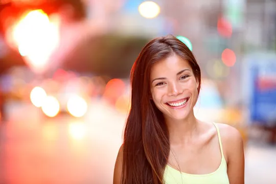 使用手机观看比赛的球迷